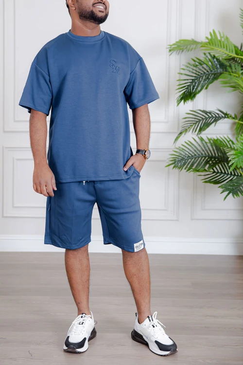 طقم رجالي قطعتين لون أزرق تيشيرت بطبعات مع شورت بجيوب من الجانبين و الخلف و برباط في الخصر