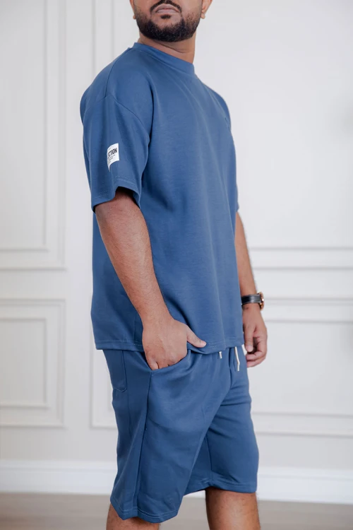 طقم رجالي قطعتين لون أزرق تيشيرت بطبعات مع شورت بجيوب من الجانبين و الخلف و برباط في الخصر
