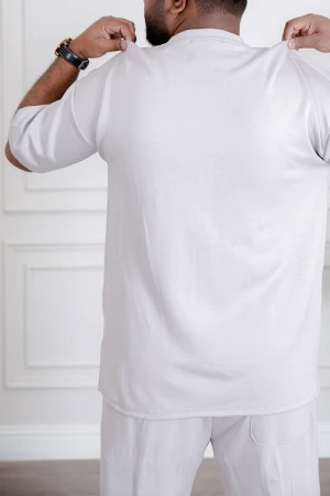 طقم رجالي قطعتين لون أبيض تيشيرت بكتابات مع بنطلون طويل بجيوب من الجانبين و الخلف و برباط في الخصر