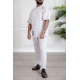 طقم رجالي قطعتين لون أبيض تيشيرت بكتابات مع بنطلون طويل بجيوب من الجانبين و الخلف و برباط في الخصر