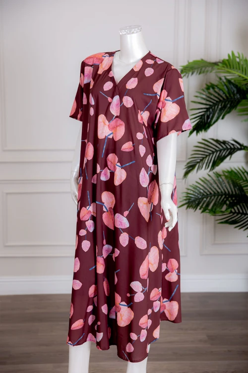 قميص نسائي متعدد الألوان مزين بطبعات من الورود بياقة سبعة و أكمام قصيرة