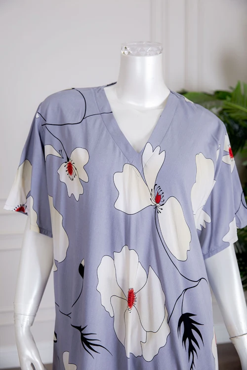 قميص نسائي متعدد الألوان مزين بطبعات من الورود بياقة سبعة و أكمام قصيرة