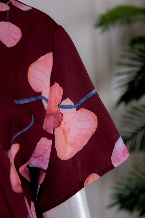 قميص نسائي متعدد الألوان مزين بطبعات من الورود بياقة سبعة و أكمام قصيرة