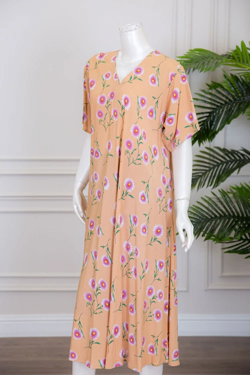 قميص نسائي متعدد الألوان مزين بطبعات من الورود بياقة سبعة و أكمام قصيرة