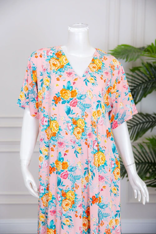 قميص نسائي متعدد الألوان مزين بطبعات من الورود بياقة سبعة و أكمام قصيرة