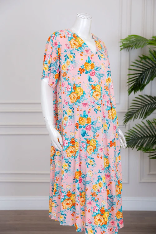 قميص نسائي متعدد الألوان مزين بطبعات من الورود بياقة سبعة و أكمام قصيرة