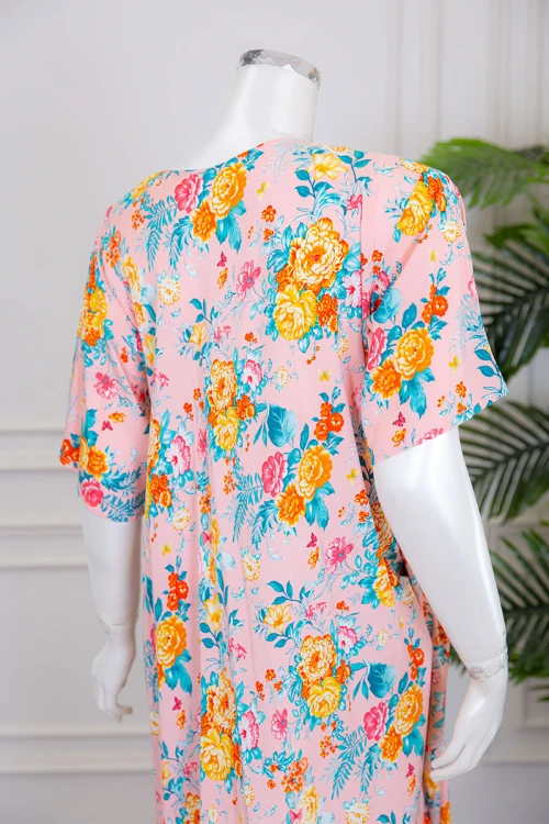 قميص نسائي متعدد الألوان مزين بطبعات من الورود بياقة سبعة و أكمام قصيرة