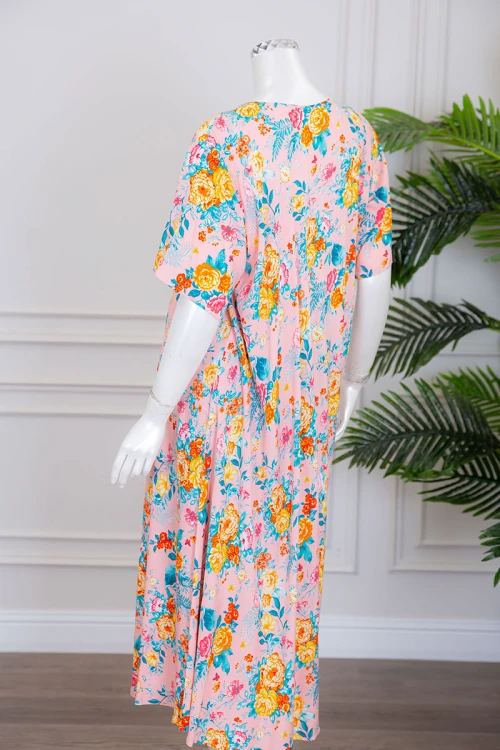 قميص نسائي متعدد الألوان مزين بطبعات من الورود بياقة سبعة و أكمام قصيرة