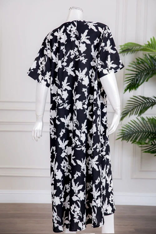 جلابية نسائية لون أسود مشجرة باللون الأبيض بياقة سبعة و أكمام قصيرة