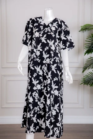 جلابية نسائية لون أسود مشجرة باللون الأبيض بياقة سبعة و أكمام قصيرة 