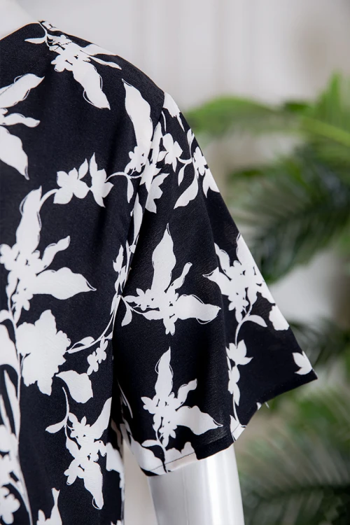 جلابية نسائية لون أسود مشجرة باللون الأبيض بياقة سبعة و أكمام قصيرة