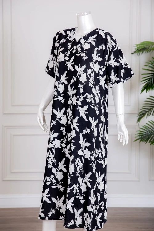 جلابية نسائية لون أسود مشجرة باللون الأبيض بياقة سبعة و أكمام قصيرة