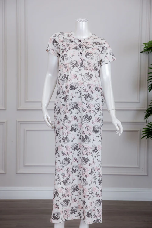 قميص نسائي لون أبيض مشجر بياقة دائرية و أزرار من الأمام ذو أكمام قصيرة