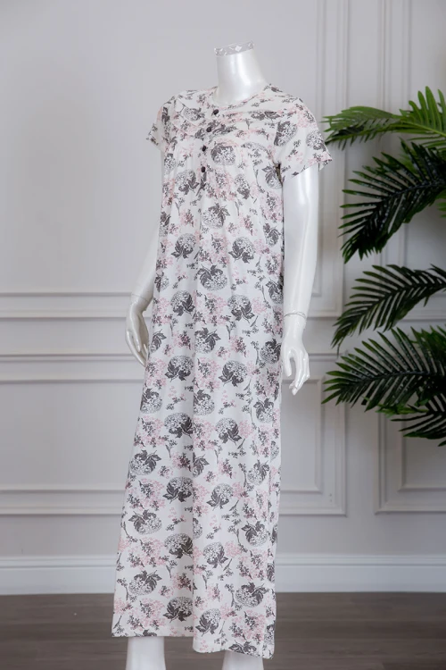 قميص نسائي لون أبيض مشجر بياقة دائرية و أزرار من الأمام ذو أكمام قصيرة