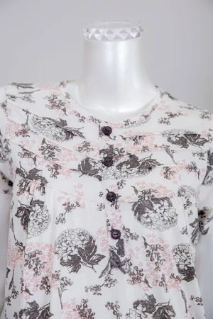 قميص نسائي لون أبيض مشجر بياقة دائرية و أزرار من الأمام ذو أكمام قصيرة 