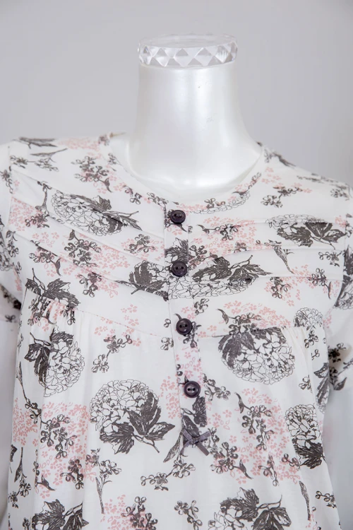 قميص نسائي لون أبيض مشجر بياقة دائرية و أزرار من الأمام ذو أكمام قصيرة