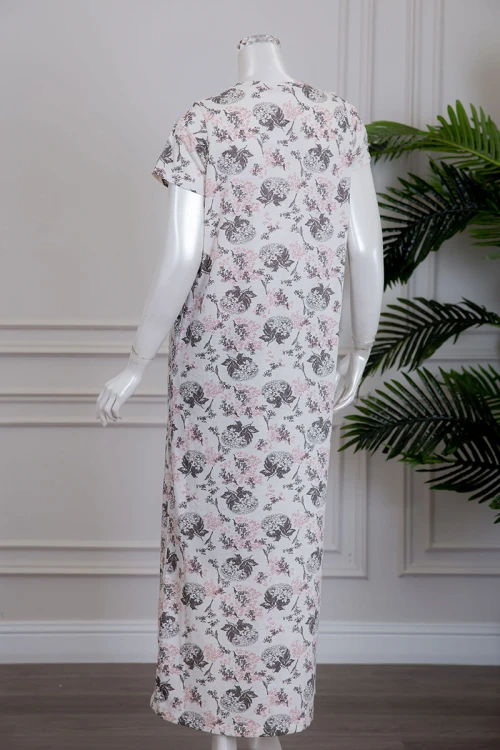 قميص نسائي لون أبيض مشجر بياقة دائرية و أزرار من الأمام ذو أكمام قصيرة