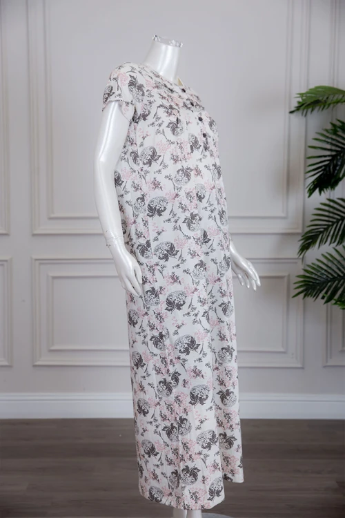 قميص نسائي لون أبيض مشجر بياقة دائرية و أزرار من الأمام ذو أكمام قصيرة