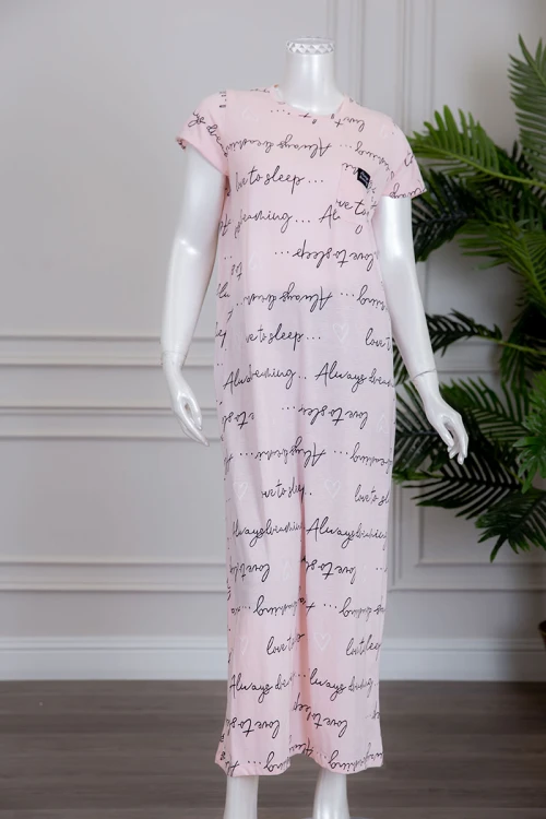 قميص نسائي لون وردي مزين بكتابات بياقة دائرية و جيب من الأمام ذو أكمام قصيرة