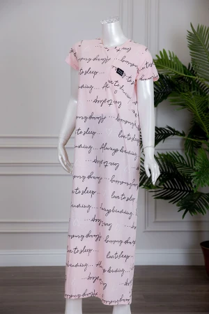 قميص نسائي لون وردي مزين بكتابات بياقة دائرية و جيب من الأمام ذو أكمام قصيرة