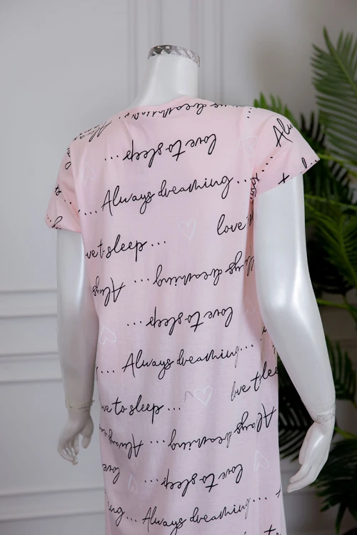 قميص نسائي لون وردي مزين بكتابات بياقة دائرية و جيب من الأمام ذو أكمام قصيرة