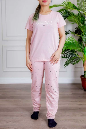 بيجاما نسائية قطعتين لون وردي تيشيرت بأكمام قصيرة و كتابات من الأمام و بنطلون بطبعات ورود