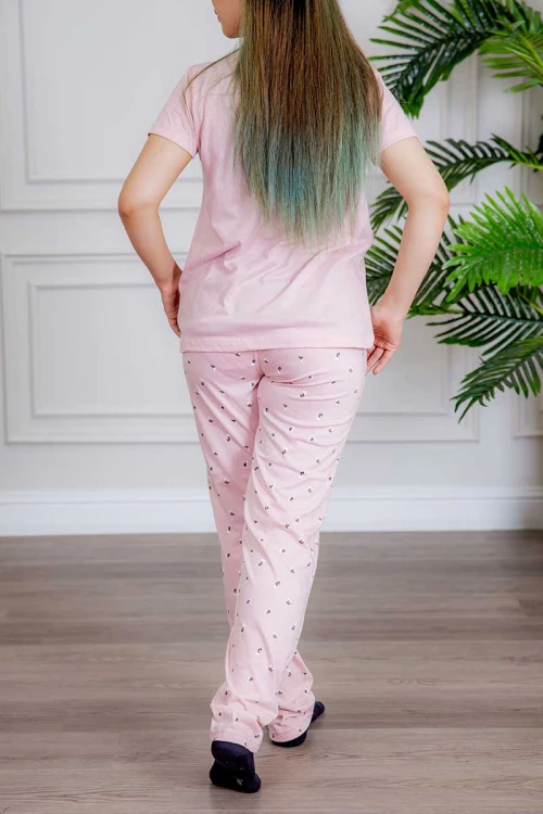 بيجاما نسائية قطعتين لون وردي تيشيرت بأكمام قصيرة و كتابات من الأمام و بنطلون بطبعات ورود