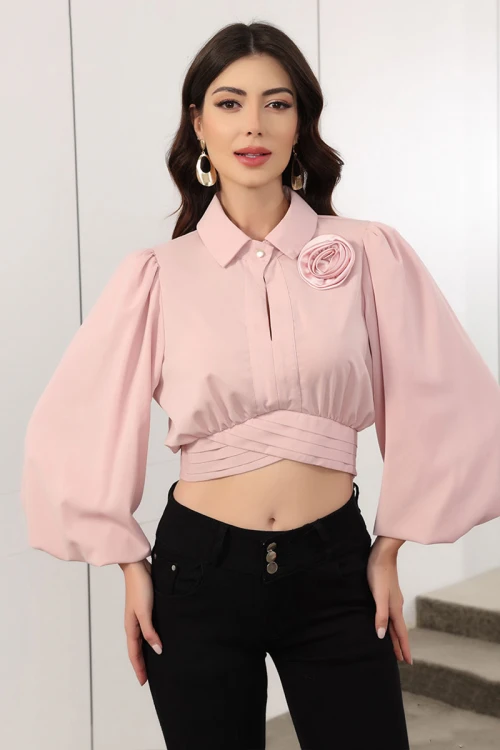 بلوزة نسائية لون وردي بياقة مطوية و أزرار و فوينكة من الأمام ذو أكمام فانوس