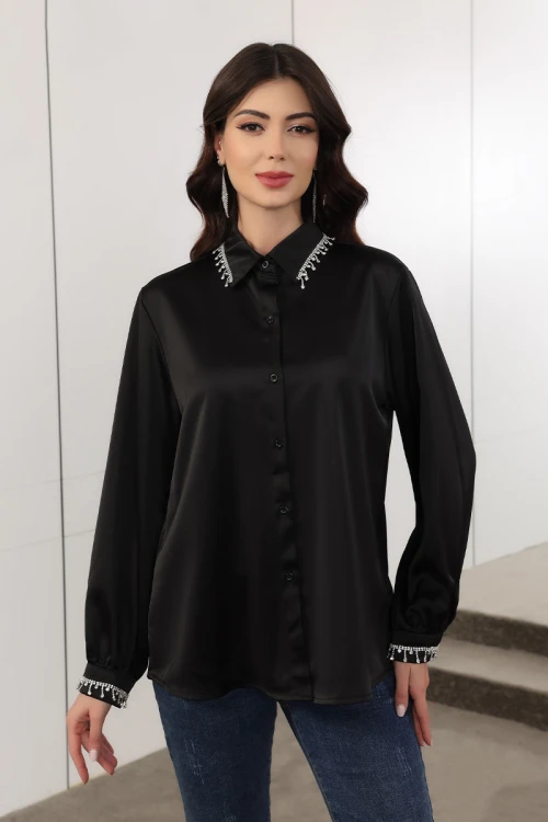 بلوزة نسائية لون أسود بياقة مطوية و أزرار من الأمام مزينة بكرستال في الياقة و الأكمام