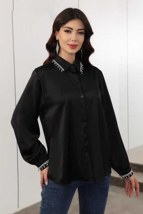 بلوزة نسائية لون أسود بياقة مطوية و أزرار من الأمام مزينة بكرستال في الياقة و الأكمام