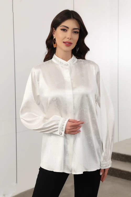 بلوزة نسائية لون أبيض ياقة عالية و أزرار من الأمام مزينة باللؤلؤ في الياقة و الأكمام