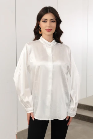 بلوزة نسائية لون أبيض ياقة عالية و أزرار من الأمام مزينة باللؤلؤ في الياقة و الأكمام 