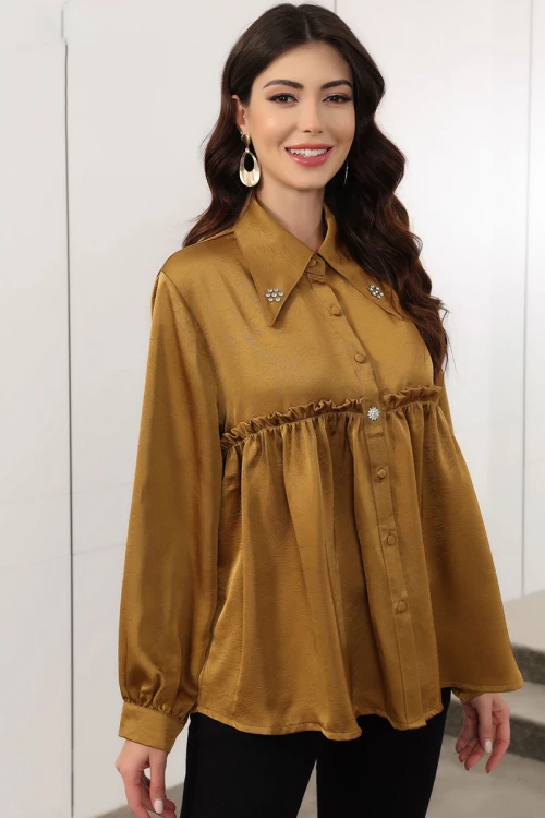 بلوزة نسائية لون كموني بقماش لامع ياقة مطوية و أزرار من الأمام ذو أكمام طويلة