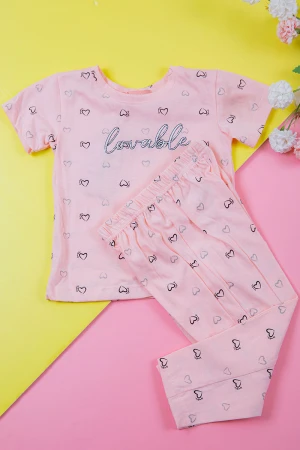 بيجامة بناتي قطعتين لون وردي تيشيرت و بنطلون طويل مزينة بكتابات و طبعات قلوب  