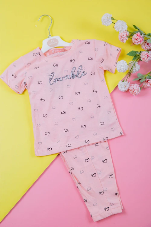 بيجامة بناتي قطعتين لون وردي تيشيرت و بنطلون طويل مزينة بكتابات و طبعات قلوب