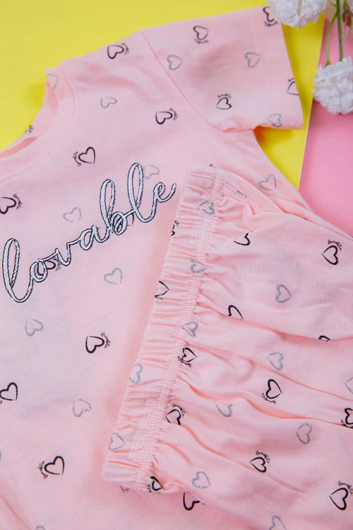 بيجامة بناتي قطعتين لون وردي تيشيرت و بنطلون طويل مزينة بكتابات و طبعات قلوب