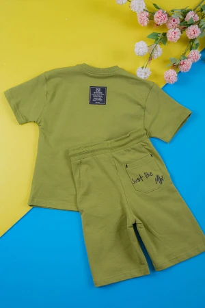 ترنج ولادي قطعتين لون أخضر تيشيرت بكتابات من الأمام و الخلف و شورت برباط في الخصر و جيوب من الجانبين و الخلف 