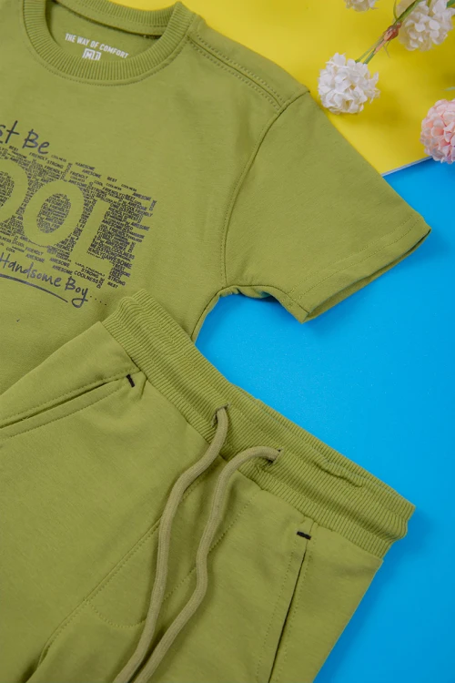 ترنج ولادي قطعتين لون أبيض تيشيرت بكتابات من الأمام و شورت بكتابات من الأمام و جيوب من الجانبين