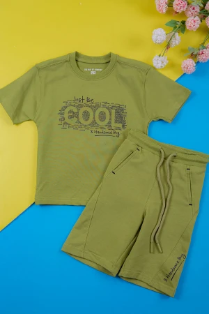 ترنج ولادي قطعتين لون أخضر تيشيرت بكتابات من الأمام و الخلف و شورت برباط في الخصر و جيوب من الجانبين و الخلف 