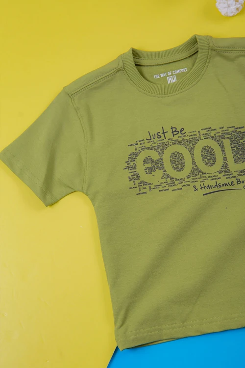 ترنج ولادي قطعتين لون أبيض تيشيرت بكتابات من الأمام و شورت بكتابات من الأمام و جيوب من الجانبين