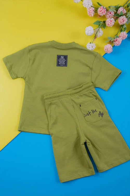 ترنج ولادي قطعتين لون أبيض تيشيرت بكتابات من الأمام و شورت بكتابات من الأمام و جيوب من الجانبين