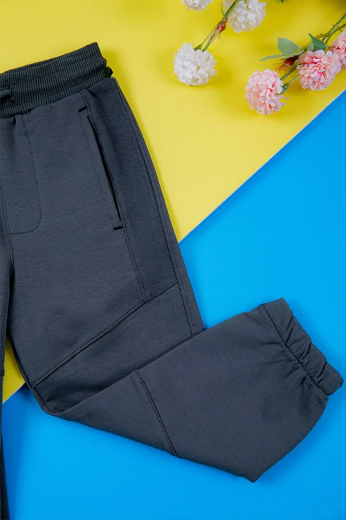 ترنج ولادي قطعتين لون كحلي تيشيرت بكتابات ورسومات من الأمام و بنطلون طويل برباط في الخصر و جيوب من الجانبين و الخلف