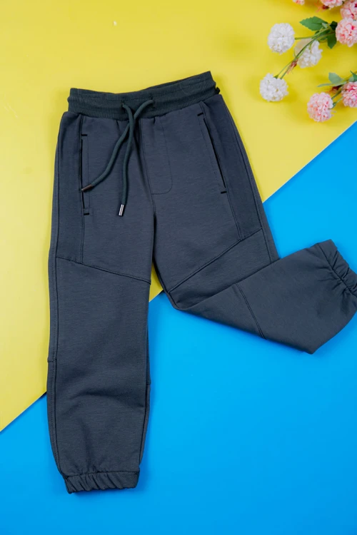 ترنج ولادي قطعتين لون كحلي تيشيرت بكتابات ورسومات من الأمام و بنطلون طويل برباط في الخصر و جيوب من الجانبين و الخلف