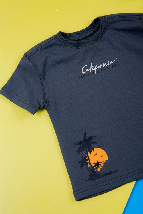 ترنج ولادي قطعتين لون كحلي تيشيرت بكتابات ورسومات من الأمام و بنطلون طويل برباط في الخصر و جيوب من الجانبين و الخلف