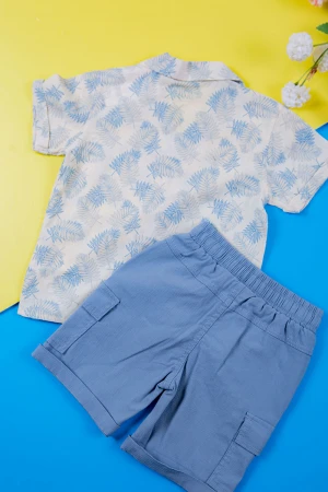 طقم ولادي قطعتين قميص أبيض مشجر باللون السماوي ياقة مطوية و أزرار من الأمام و شورت لون سماوي برباط في الخصر و جيوب من الجانبين 