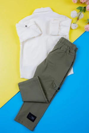 طقم ولادي قطعتين قميص أبيض بكتابات و جيب و أزرار من الأمام و بنطلون لون زيتي برباط في الخصر و جيوب من الجانبين 