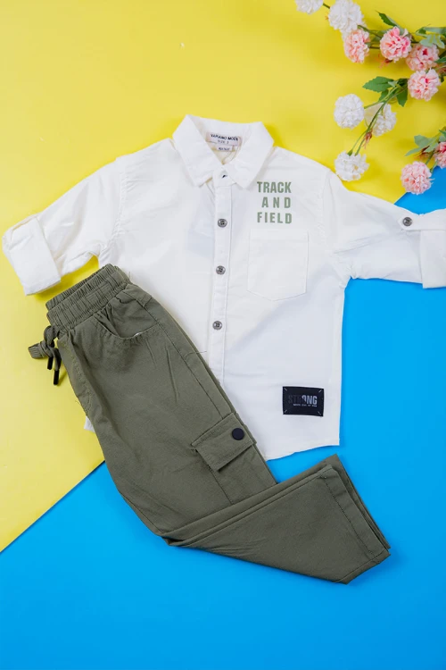 طقم ولادي قطعتين قميص أبيض بكتابات و جيب و أزرار من الأمام و بنطلون لون زيتي برباط في الخصر و جيوب من الجانبين