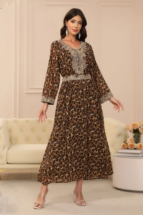 جلابية نسائية تايجر مزينة بتطريز في الياقة و أطراف الأكمام و بحزام في الخصر