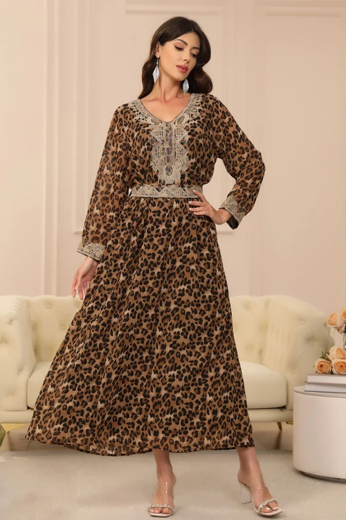 جلابية نسائية تايجر مزينة بتطريز في الياقة و أطراف الأكمام و بحزام في الخصر