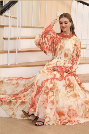 فستان نسائي مشجر باللون البرتقالي و البيج بياقة عالية و أكمام طويلة و حزام منفصل في الخصر 